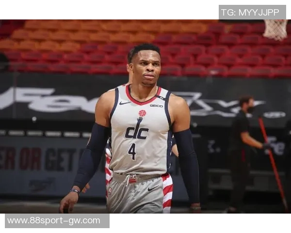 卡尔盛赞斯潘塞琼斯具备十年NBA生涯的激情与智慧超越身体天赋